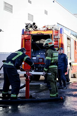 В Иванове тушили пожар в крупном автосалоне